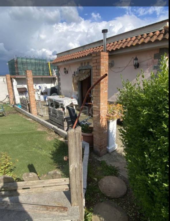 appartamento in vendita a Roma in zona Lago Regillo