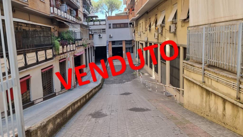ufficio in vendita a Roma in zona Tuscolano