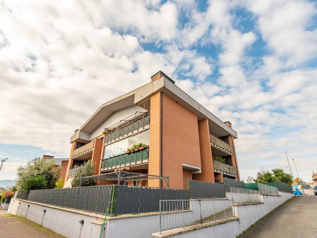 appartamento in vendita a Roma in zona Castelverde