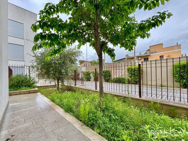 appartamento in vendita a Roma in zona Torre Angela