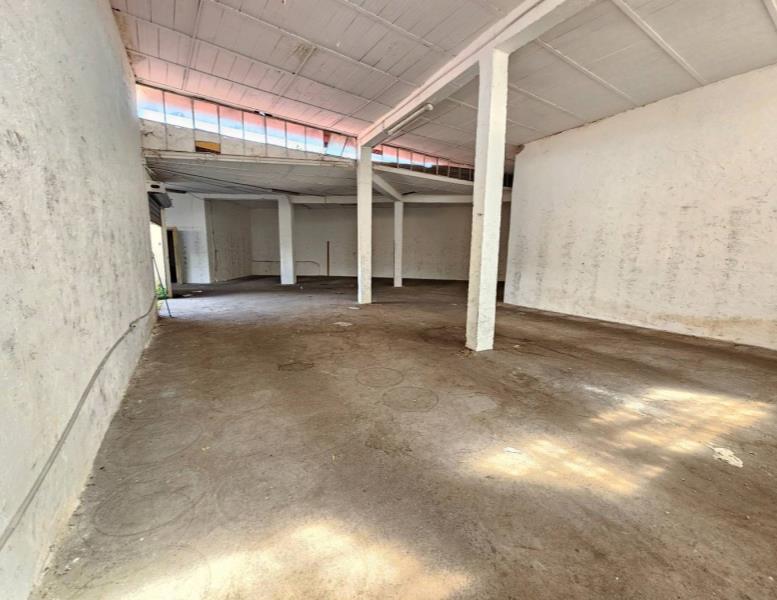 locale commerciale in vendita a Roma in zona Tuscolano