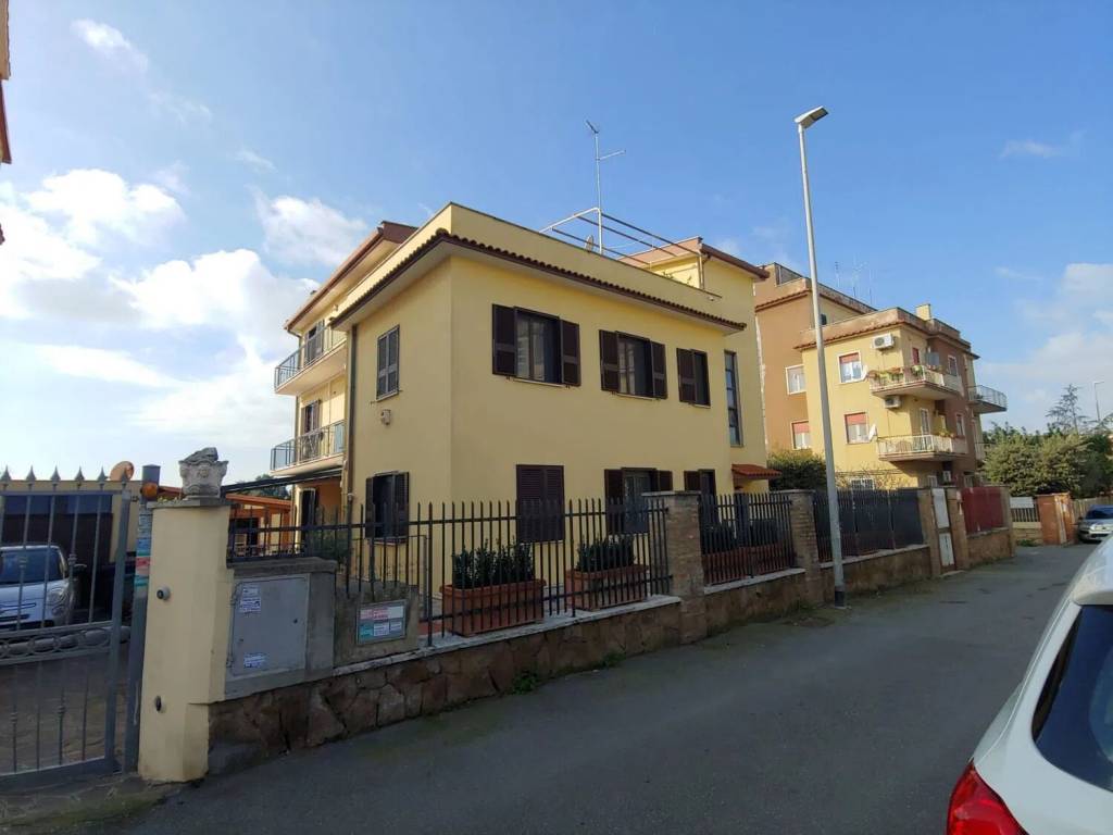 appartamento in vendita a Roma in zona Corviale