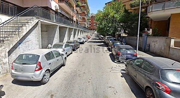 locale commerciale in vendita a Roma in zona Tor di Quinto