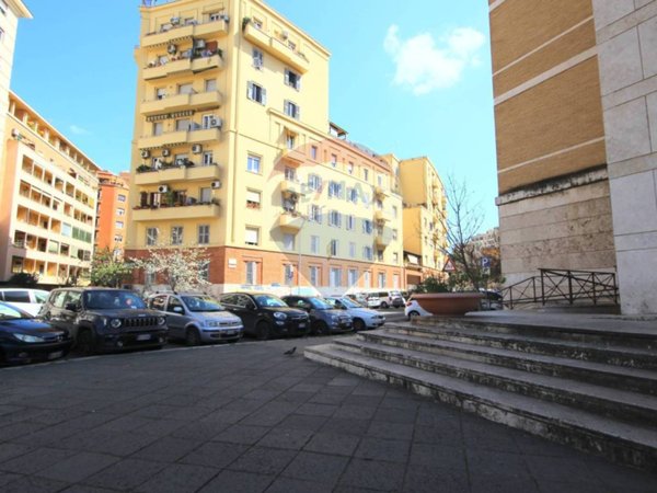 locale commerciale in vendita a Roma in zona Tuscolano