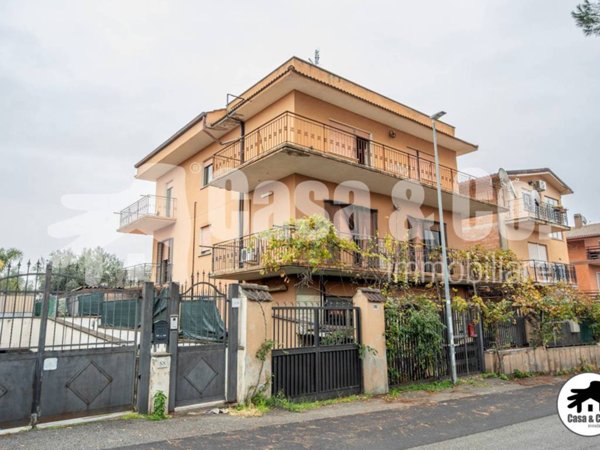 appartamento in vendita a Roma in zona Case Rosse