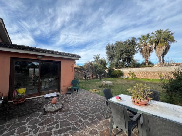 casa indipendente in vendita a Roma in zona Infernetto
