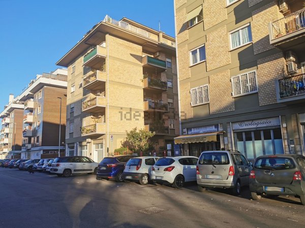 locale commerciale in vendita a Roma in zona Ostia