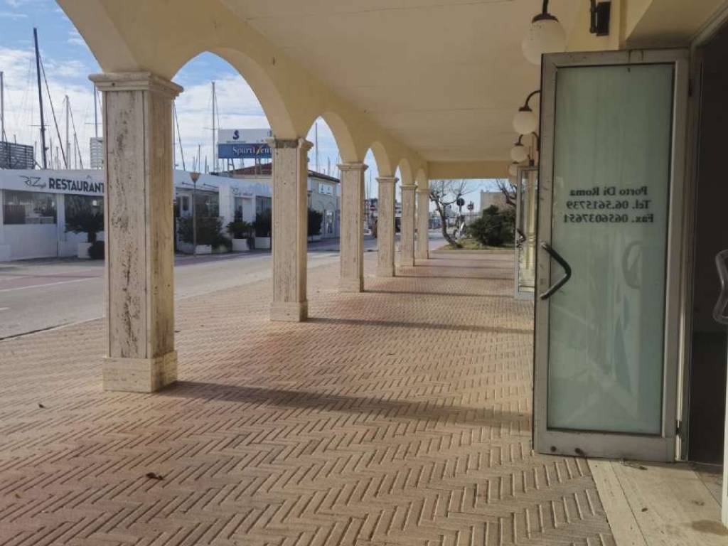 negozio in vendita a Roma in zona Ostia