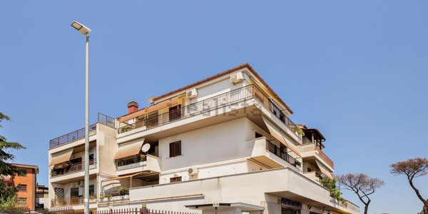appartamento in vendita a Roma in zona Pantan Monastero