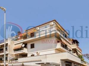 appartamento in vendita a Roma in zona Pantan Monastero