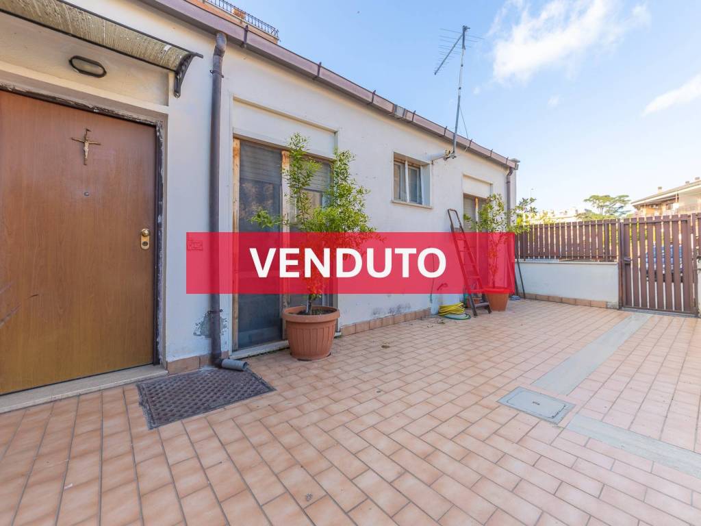 appartamento in vendita a Roma in zona Osteria del Curato