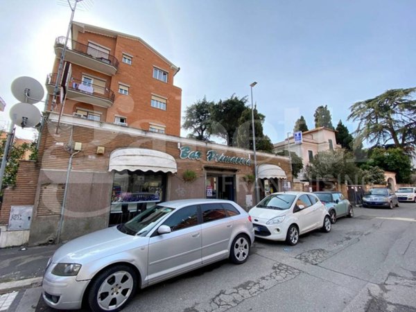negozio in vendita a Roma in zona Casal Monastero