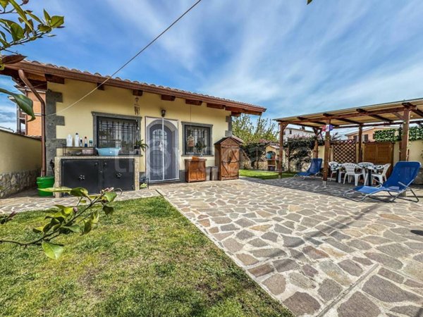casa indipendente in vendita a Roma in zona Casal Palocco
