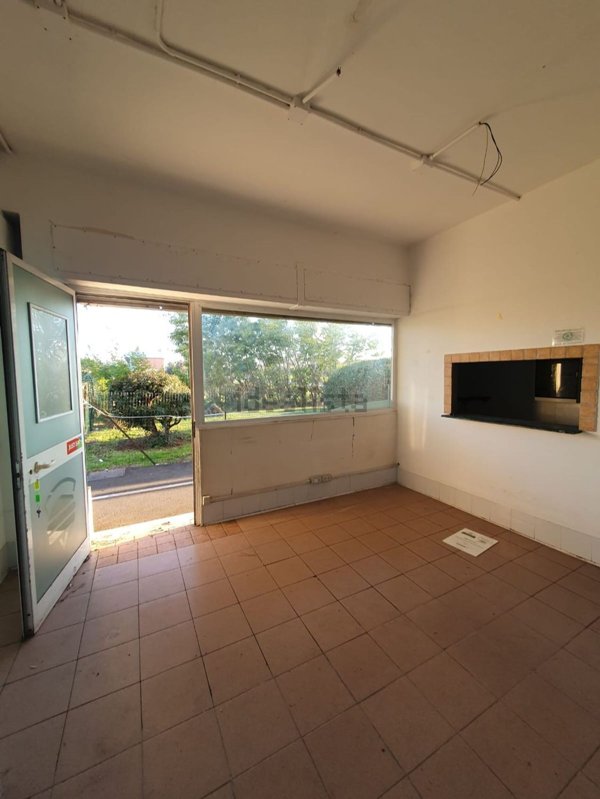 locale commerciale in vendita a Roma in zona Dragoncello