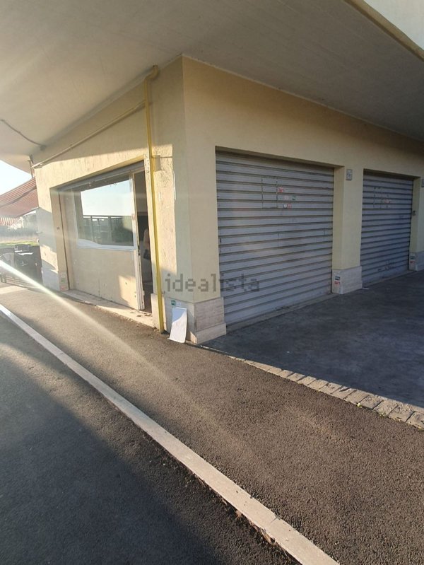 locale commerciale in vendita a Roma in zona Dragoncello