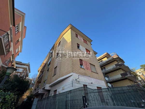 appartamento in vendita a Roma in zona Tomba di Nerone