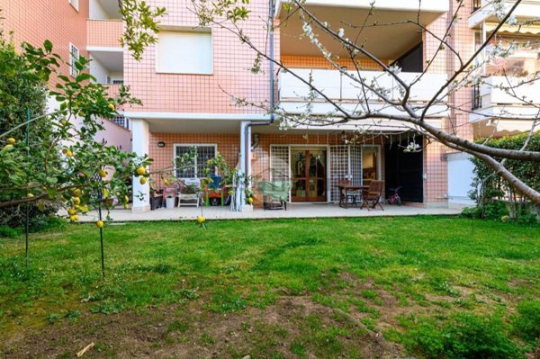 appartamento in vendita a Roma in zona Corviale