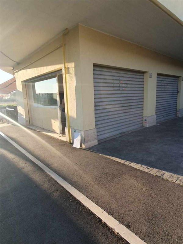 negozio in vendita a Roma in zona Dragoncello