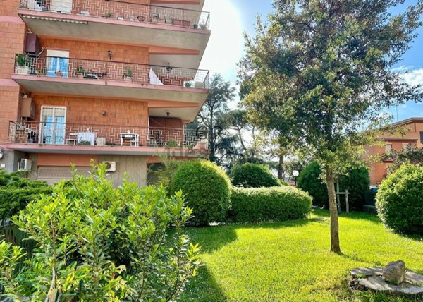 appartamento in vendita a Roma in zona Tomba di Nerone