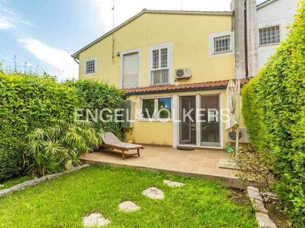 casa indipendente in vendita a Roma in zona Casal Palocco