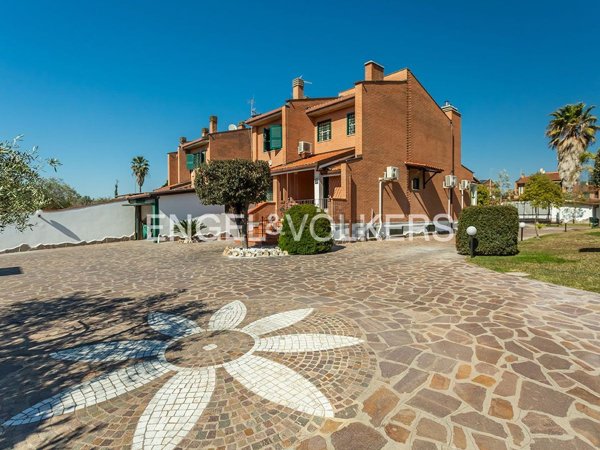 casa indipendente in vendita a Roma in zona Casal Palocco