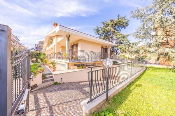 appartamento in vendita a Roma in zona Castelverde