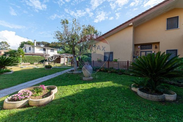 casa indipendente in vendita a Roma in zona Infernetto