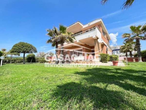 casa indipendente in vendita a Roma in zona Castel Fusano
