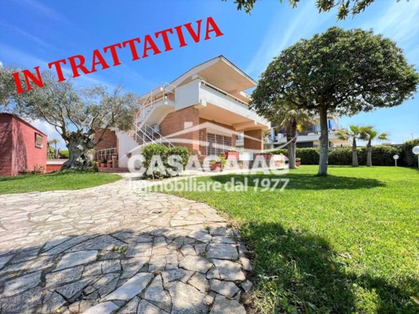 casa indipendente in vendita a Roma in zona Castel Fusano