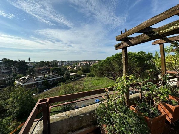 appartamento in vendita a Roma in zona Tomba di Nerone