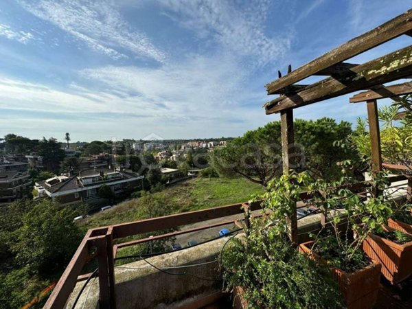 appartamento in vendita a Roma in zona Tomba di Nerone