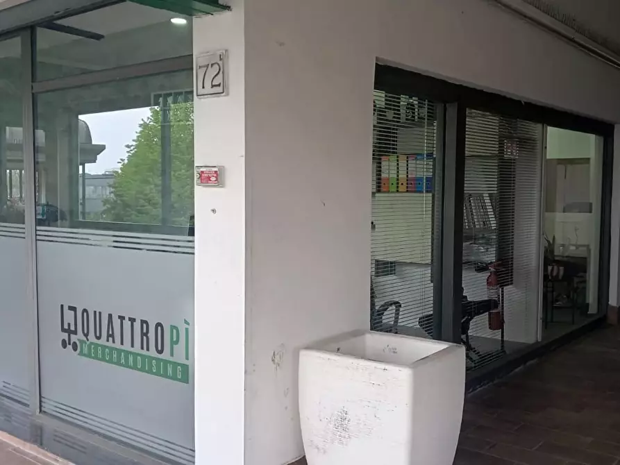 locale commerciale in vendita a Roma in zona Axa