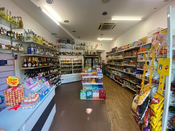 locale commerciale in vendita a Roma in zona Trastevere