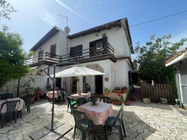 casa indipendente in vendita a Roma in zona Infernetto