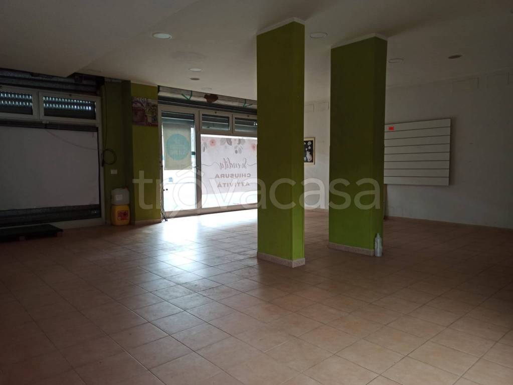 negozio in vendita a Roma in zona Casal Morena