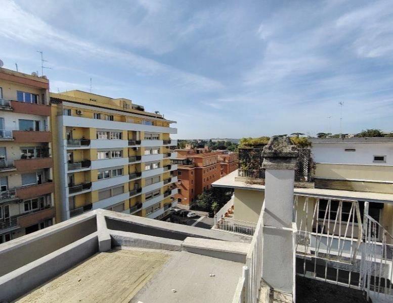appartamento in vendita a Roma in zona Appio Latino