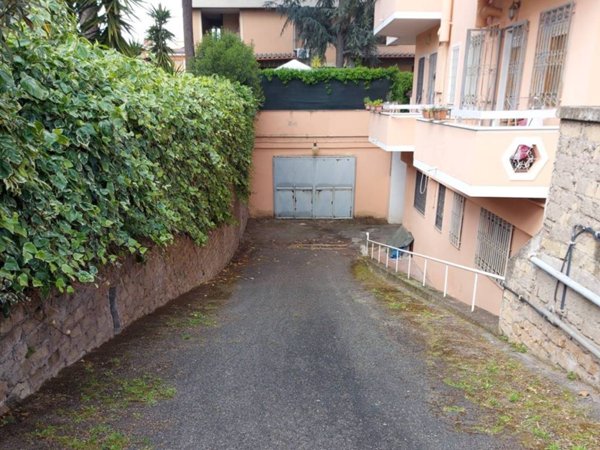 locale commerciale in vendita a Roma in zona Romanina