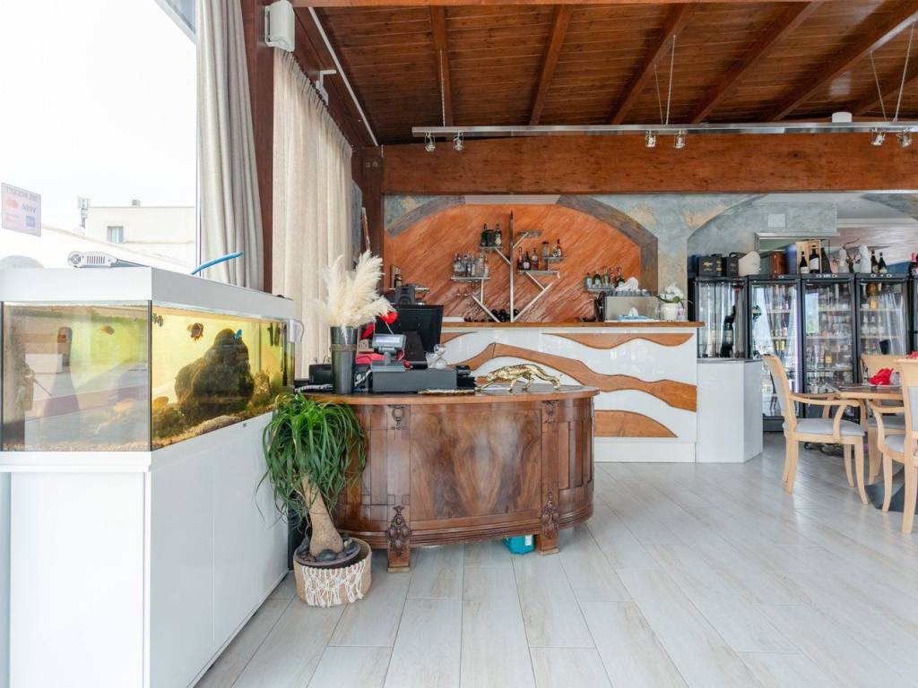 negozio in vendita a Roma in zona Castel Fusano