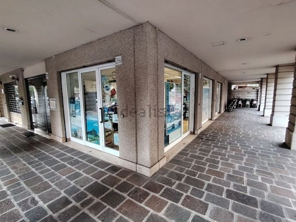 negozio in vendita a Roma in zona Torrino