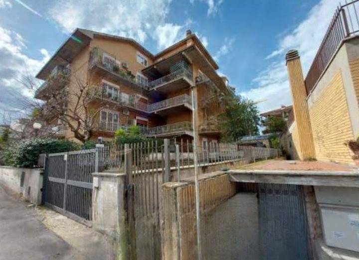 appartamento in vendita a Roma in zona Appio Pignatelli