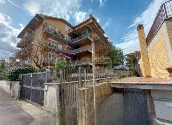 appartamento in vendita a Roma in zona Appio Pignatelli