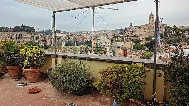 appartamento in vendita a Roma in zona Rione Monti/Campitelli