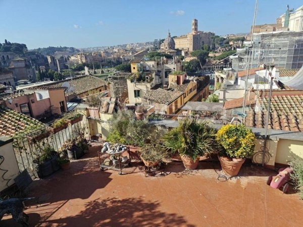 appartamento in vendita a Roma in zona Rione Monti/Campitelli