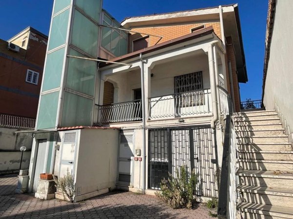 casa indipendente in vendita a Roma