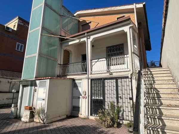 casa indipendente in vendita a Roma