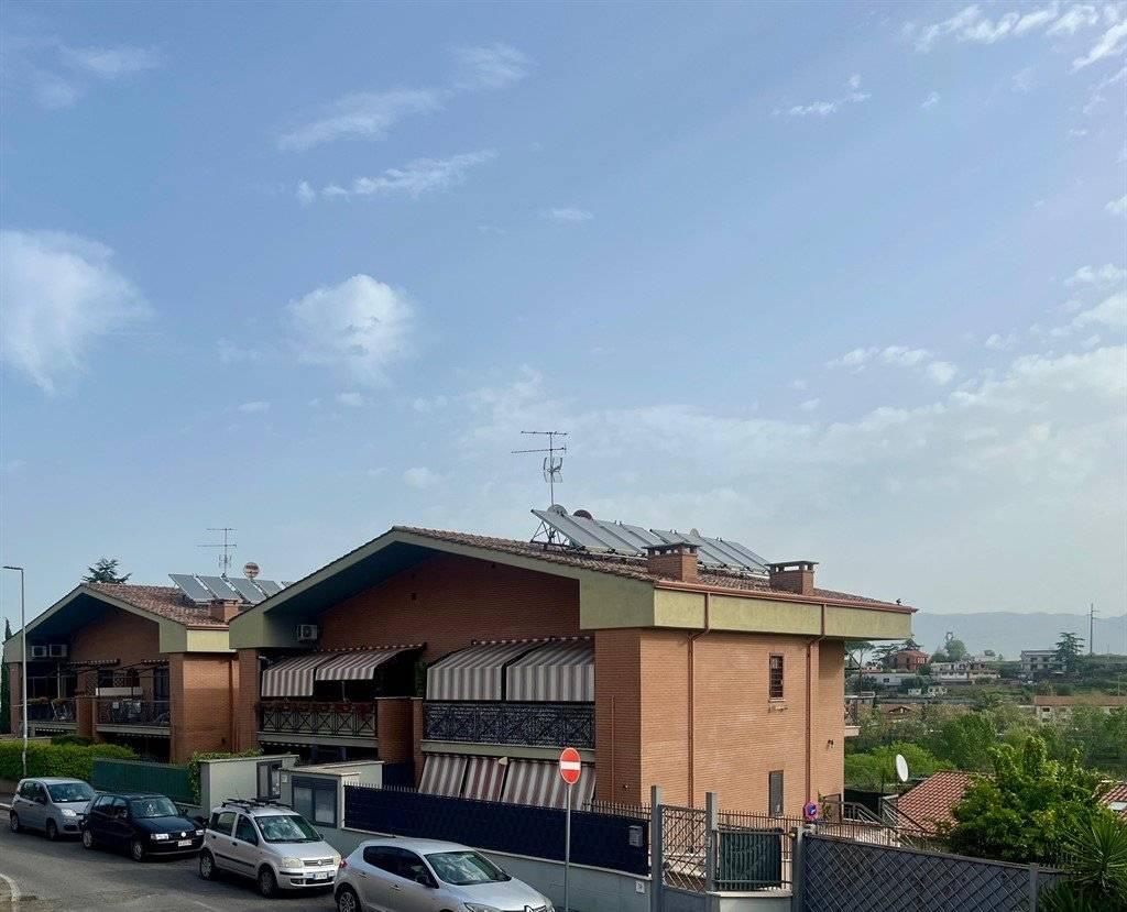 appartamento in vendita a Roma in zona Lunghezza