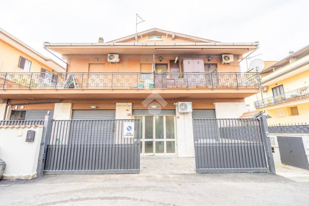 locale commerciale in vendita a Roma in zona Giardini di Corcolle