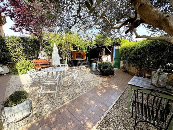 casa indipendente in vendita a Roma in zona Valle Santa