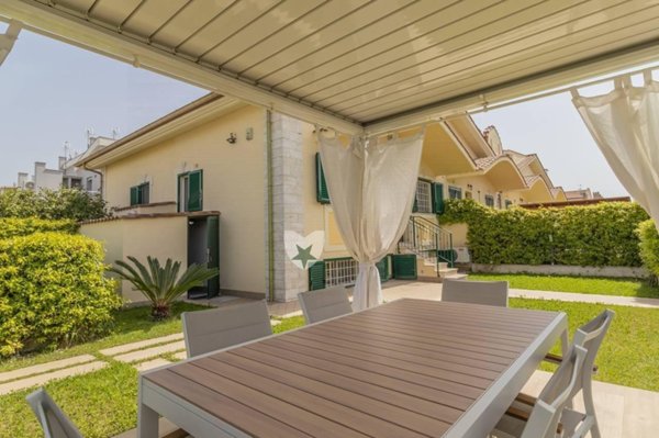 casa indipendente in vendita a Roma in zona Mezzocammino
