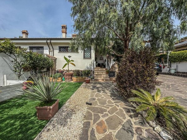 casa indipendente in vendita a Roma in zona Castel Fusano